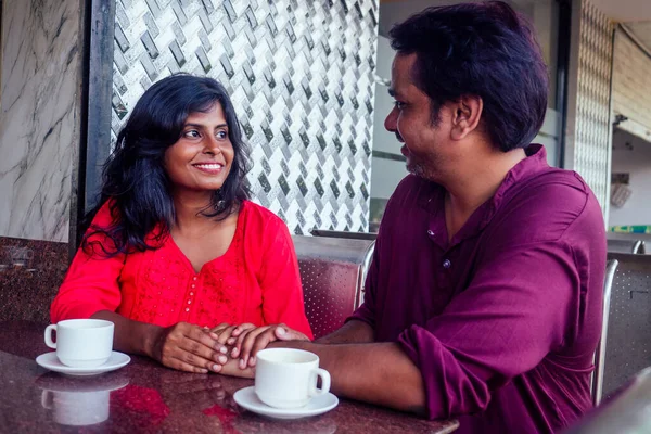 Индийская пара пьет чай Масала в кафе — стоковое фото