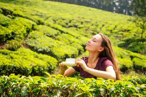 Joven disfrutando de una buena mañana en plantaciones de té en la India Munnar Kerala — Foto de Stock