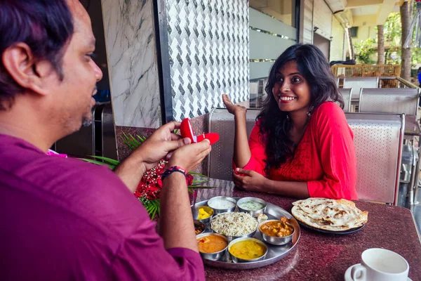 Удивлённая и удивлённая индианка чувствует себя счастливой, получив предложение от своего парня в ресторане. i said yes — стоковое фото