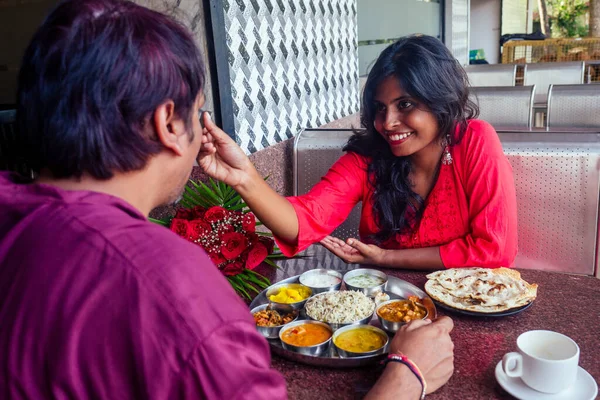 Couple romantique réunion au café et manger thali et boire masala chai. Saint Valentin sortir ensemble concept — Photo