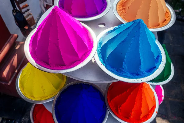 Magico arcobaleno colorato holi polvere in vetrina negozio — Foto Stock