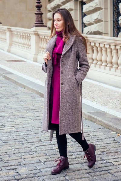 Mulher elegante jovem abotoando botões casaco andando na rua na República Checa Praga sity — Fotografia de Stock