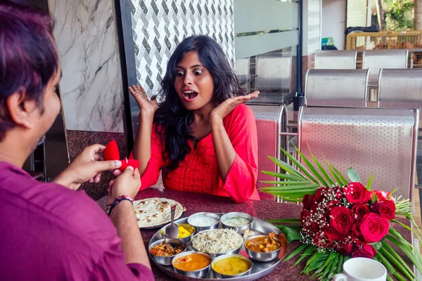 Amassé et surpris femme indienne se sentant heureux d'obtenir la demande en mariage de son petit ami au restaurant. J'ai dit oui. — Photo