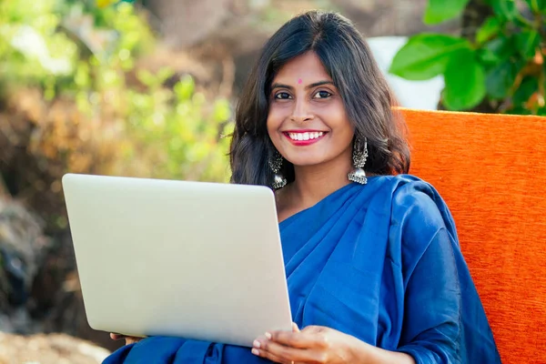 Hermosa mujer india feliz surf portátil en complejo tropical en Goa vacaciones de negocios —  Fotos de Stock