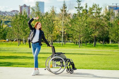 Kızıl saçlı kadın uzun bir iyileşmeden sonra ilk adımlarını atıyor. Spring Park 'ta tekerlekli sandalyesiz yürüyor.