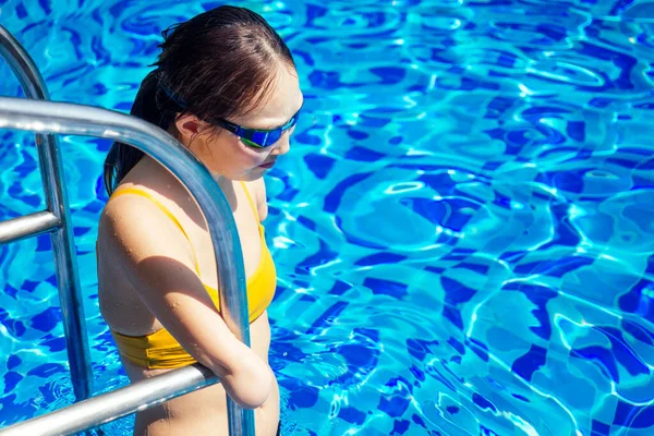 Felice donna asiatica senza braccia che si scalda prima di nuotare sulla spiaggia tropicale, salta — Foto Stock
