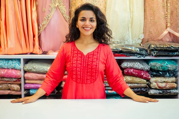 Indiana vendedor mulheres no vermelho kurta stand no seu estúdio showroom — Fotografia de Stock