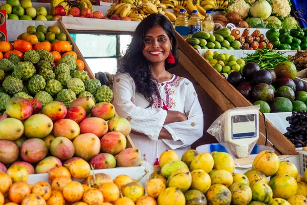 Sorridente indonésia empresária em kerala goa vender frutas e hortaliças fazenda — Fotografia de Stock