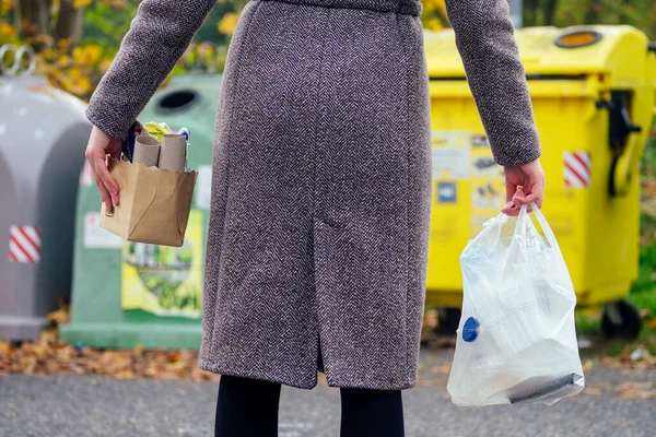 Mulher consciente separando papel de outros resíduos, colocando-o em recipiente verde para economizar recursos naturais em Praga Chezh — Fotografia de Stock