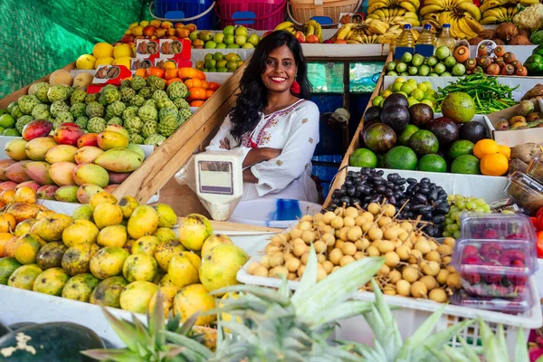 Sorridente indonésia empresária em kerala goa vender frutas e hortaliças fazenda — Fotografia de Stock