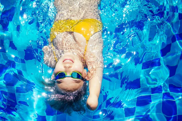 Hermosa joven mujer sin brazos de entrenamiento para nadar en la piscina en el complejo tropical — Foto de Stock