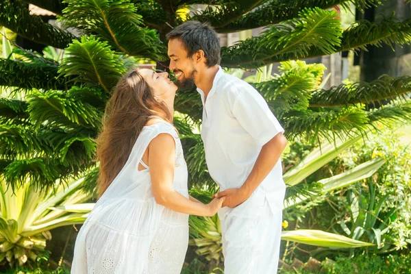 Família feliz posando em resort tropical pela praia sentindo bom humor e curtindo uns aos outros — Fotografia de Stock