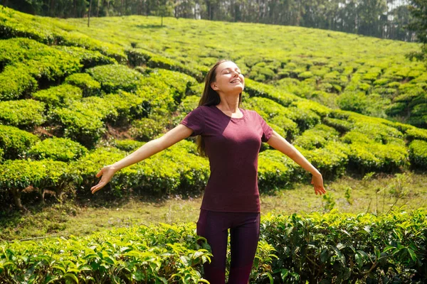 Joven disfrutando de una buena mañana en plantaciones de té en la India Munnar Kerala — Foto de Stock