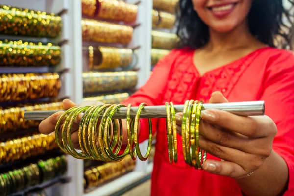 Giovane donna indiana mostra braccialetti etnici tradizionali nel suo piccolo mercato a Goa — Foto Stock