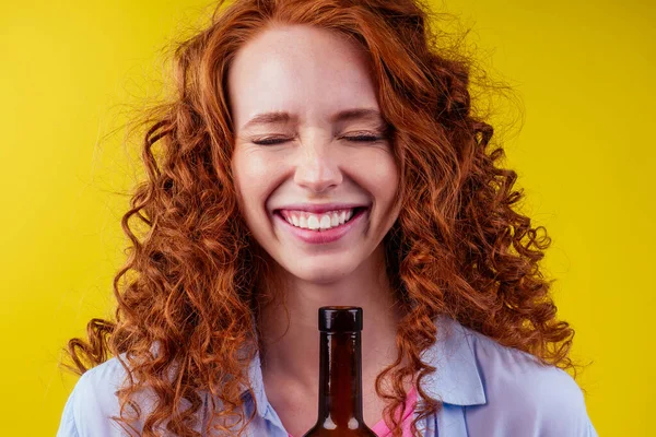 Ruiva ruiva mulher segurando garrafa de vinho álcool não alcoólica e sentindo boas emoções — Fotografia de Stock