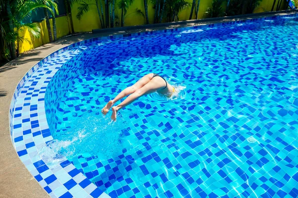 Bella giovane donna senza braccia formazione per nuotare in piscina al resort tropicale — Foto Stock