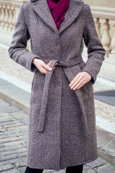 Mulher elegante jovem abotoando botões casaco andando na rua na República Checa Praga sity — Fotografia de Stock