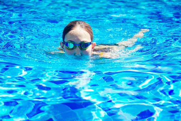 Bella giovane donna senza braccia formazione per nuotare in piscina al resort tropicale — Foto Stock