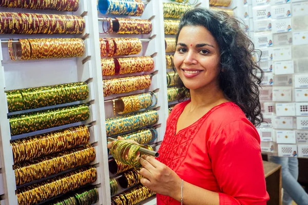 Молодая индийская женщина показывает традиционные этнические браслеты на своем небольшом рынке в Гоа — стоковое фото