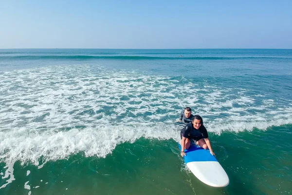 Surflehrerin und Frau lernen extremen Wassersport in Goa — Stockfoto