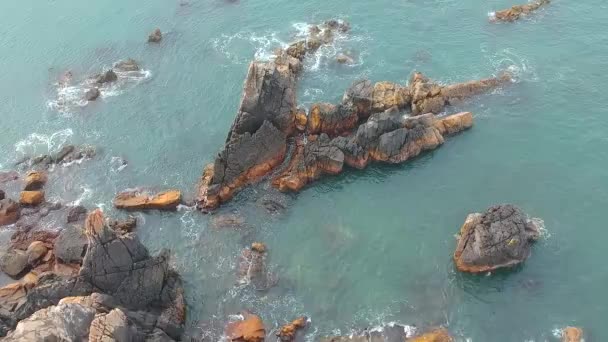 Arambol rots indisch beroemde strand bovenaanzicht drone schot — Stockvideo