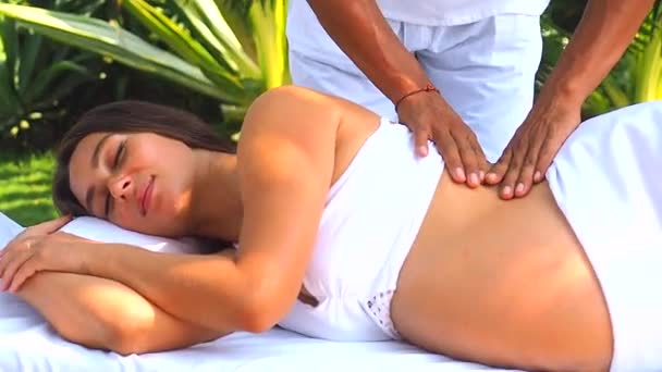 Outdoor Tropen Strand Wellness-Center. Schwangere bekommen Relax-Massage im tropischen Garten — Stockvideo