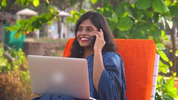 Goa tropik plajında mavi sarili Hintli kadın telefonla konuşuyor. — Stok video