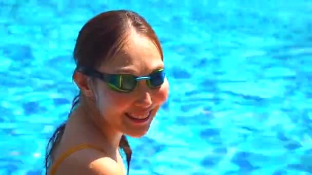 Tropik tatil köyünde havuzda yüzme eğitimi alan genç ve güzel bir kadın. — Stok video
