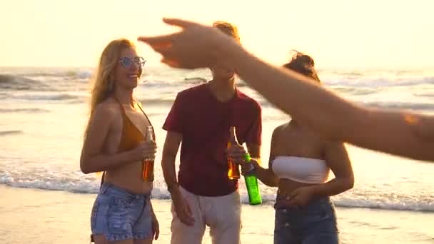 Tre personer träffa vän på stranden och känna sig glad att se henne — Stockvideo