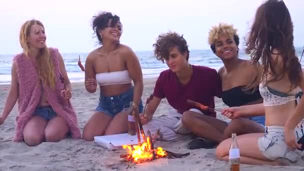 Multi-ethnic happy group of five friend making grilled sausages summer beach nice evening sunset — Stock Video