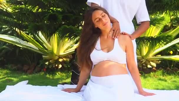 Ao ar livre trópicos praia spa centre.pregnant mulher recebendo relaxamento massagem no jardim tropical — Vídeo de Stock