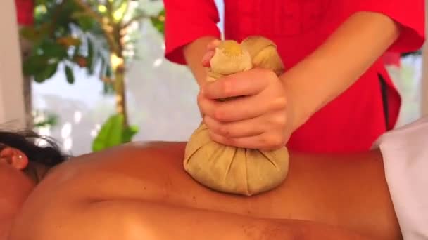 Mujer india haciendo masaje ayurvédico en resort tropical en India Goa — Vídeos de Stock