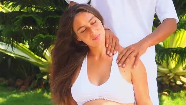 Kadın, kocasından duygusal masaj yaptırıyor tropik plaj tatil köyü bahçesinden. — Stok video