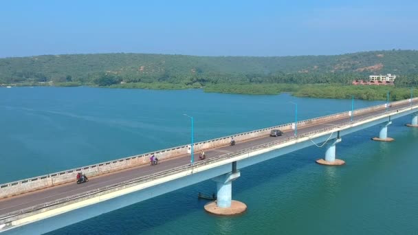 Brücke mit Autos und Fahrrad über Drohnen-Video — Stockvideo