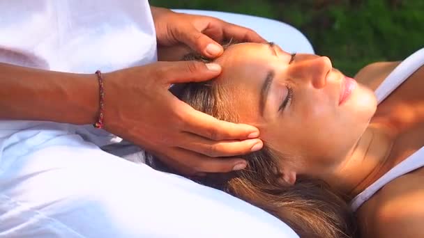 Woman getting sensuality massage from her husband outdoor tropical beach resort garden — Stock Video