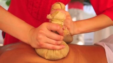Hintli kadın Hindistan 'daki tropik bir tatil köyünde ayurvedik masajı yapıyor.