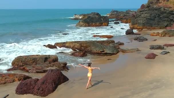 Veduta drone aerea di giovane donna sulla cima della spiaggia sopra — Video Stock