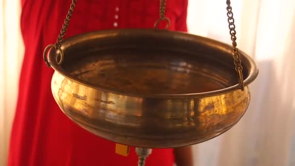 Mujer joven haciendo tratamiento tradicional indio de salud en el centro de constitución del cuerpo Ayurveda — Vídeos de Stock