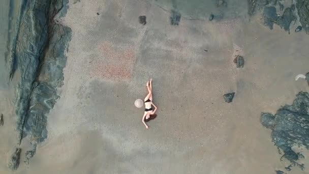 Vista aérea del dron de la mujer joven en la parte superior de la playa por encima — Vídeo de stock