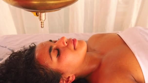 Młoda kobieta robi opiekę zdrowotną indyjskie tradycyjne leczenie w Ayurveda ciała centrum konstytucji — Wideo stockowe