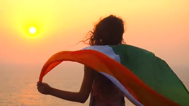 Patriotismo, día de la independencia 15 de agosto y vacaciones concept.back lado de la mujer joven con bandera nacional india en la cima de la colina de la montaña — Vídeos de Stock