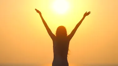 Gün batımı meditasyonu çay çiftliğinde, kadın dağlarda güneş enerjisi alıyor.