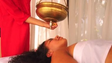 Ayurveda Organ Anayasa Merkezi 'nde geleneksel sağlık hizmetleri veren genç kadın