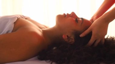 Ayurveda Organ Anayasa Merkezi 'nde geleneksel sağlık hizmetleri veren genç kadın