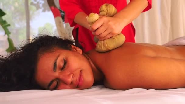 在印度果阿热带旅游胜地做羊膜膜按摩的印度妇女 — 图库视频影像