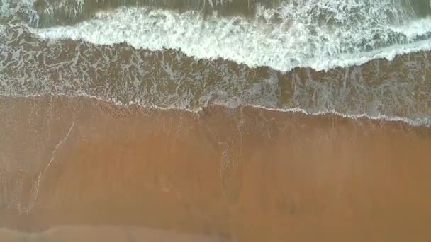 Arambol india drönare utsikt uppifrån på stranden med vit sand — Stockvideo