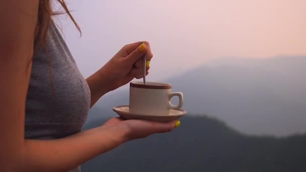 Hermosa chica disfrutar del café fresco orgánico o masala chai en las colinas de la India con la parte superior bonita vista al atardecer — Vídeo de stock