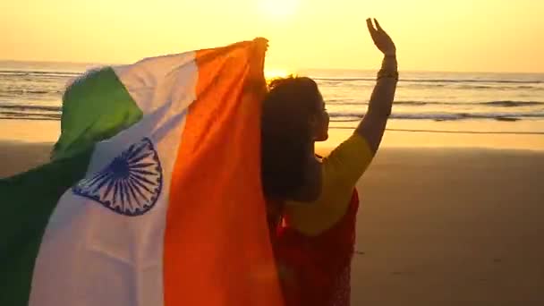 Patriotism, självständighetsdag 15 augusti och semester koncept.happy leende ung kvinna med nationell indian flagga på sommaren stranden — Stockvideo