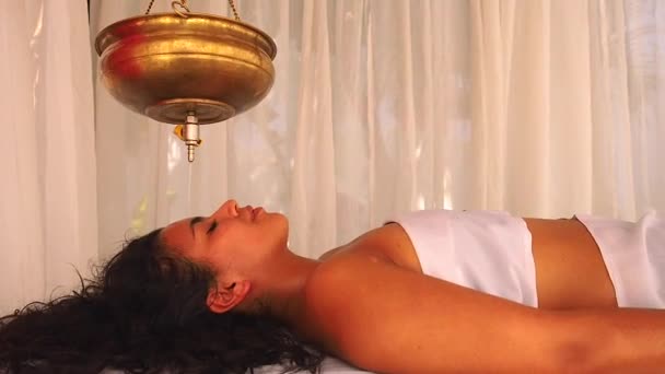 Junge Frau macht medizinische indische traditionelle Behandlung im Ayurveda-Körperkonstitutionszentrum — Stockvideo