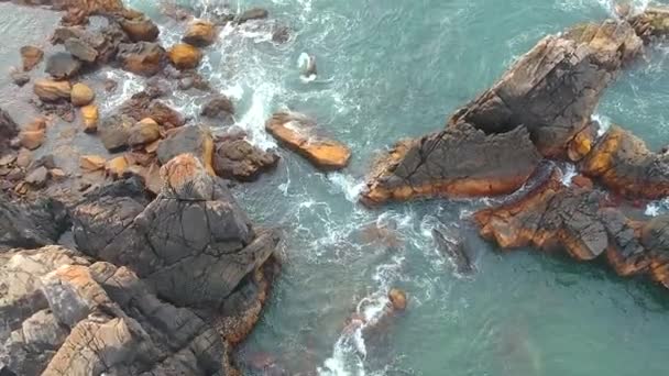 Arambol rock indiano famosa spiaggia aerea vista dall'alto drone colpo — Video Stock